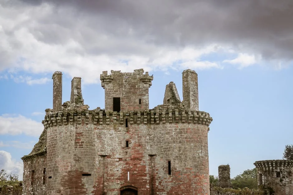 Château médiéval du Berry — tours et créneaux sous un ciel dramatique