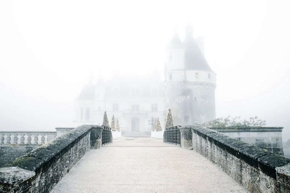 Château de conte de fées en France — jardins à la française et douves