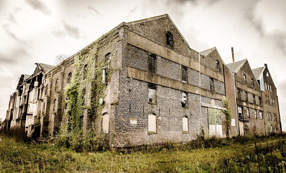 Monastère abandonné recouvert de lierre dans l'Indre