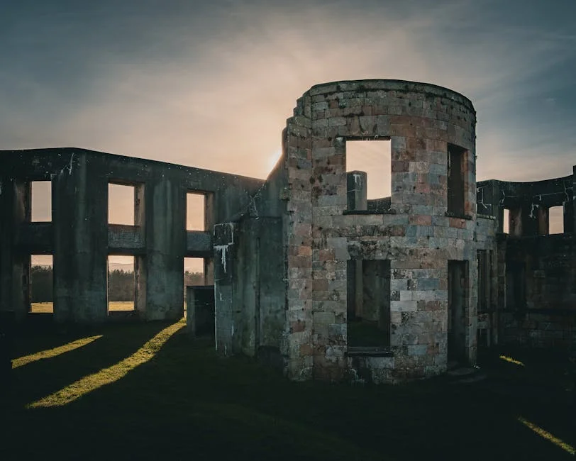 Arcades gothiques en ruine au coucher du soleil en Berry