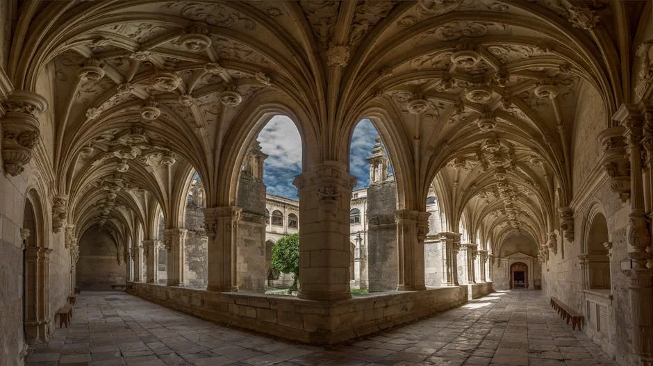 Cloître bénédictin de l'abbaye de Déols — colonnade romane