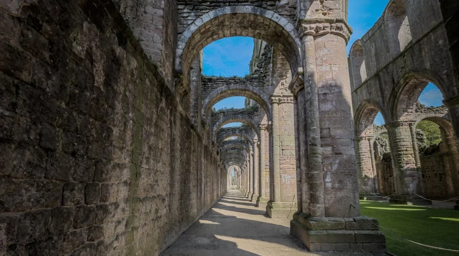Abbaye romane de Déols — pierres anciennes sous un soleil couchant