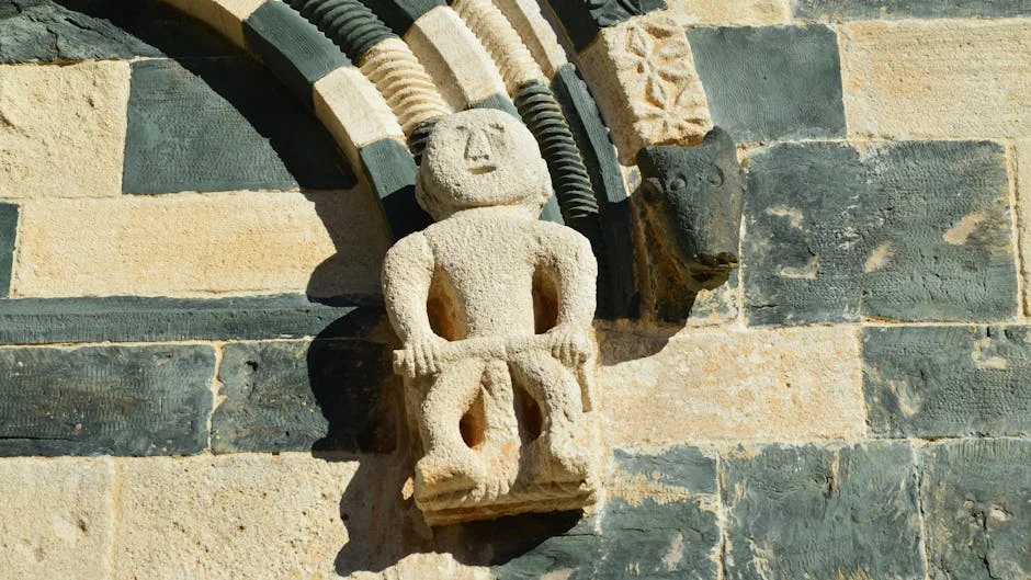 Chapiteau roman sculpté dans la pierre — art médiéval berrichon