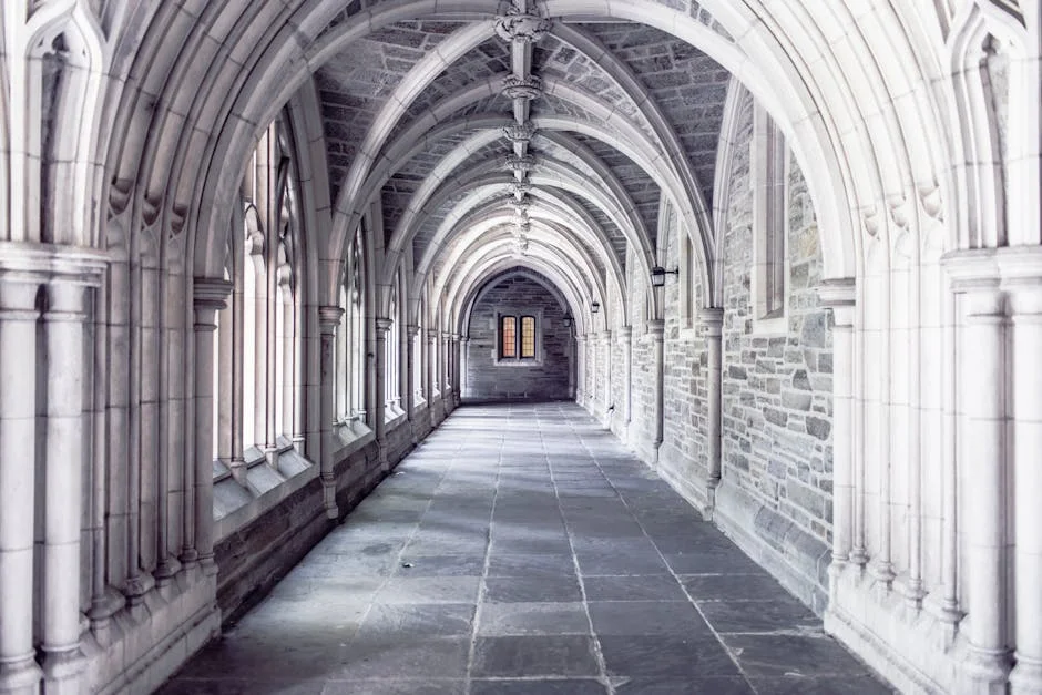Nef romane en perspective — arches et voûtes en pierre
