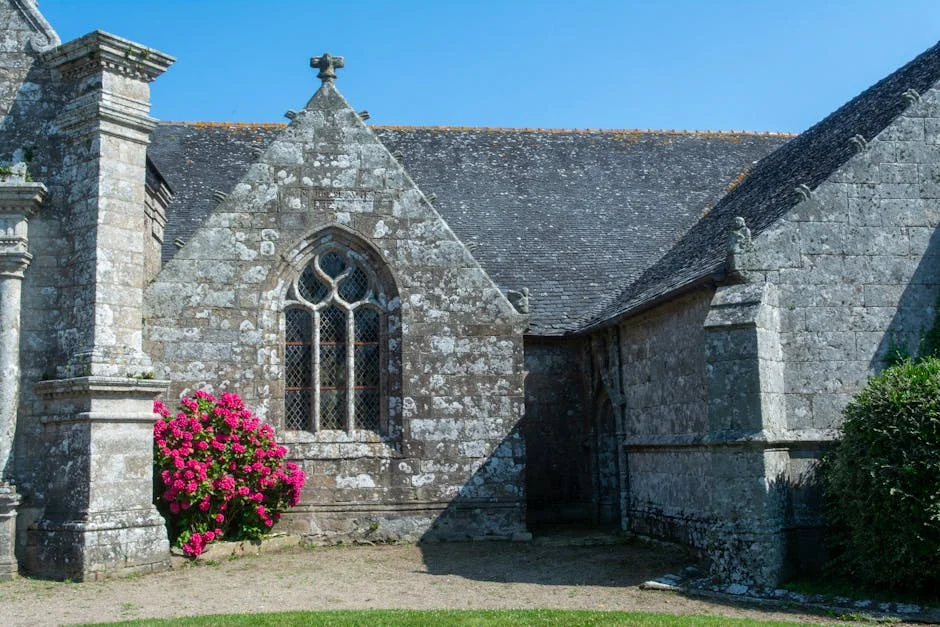 Église romane du Berry — façade extérieure historique