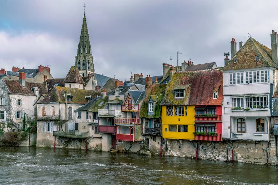 Maisons à colombages au bord de la Creuse — reflets dans l'eau