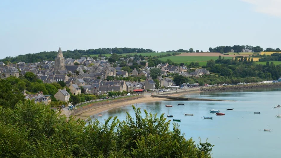 Village français pittoresque au bord de l'eau en Berry