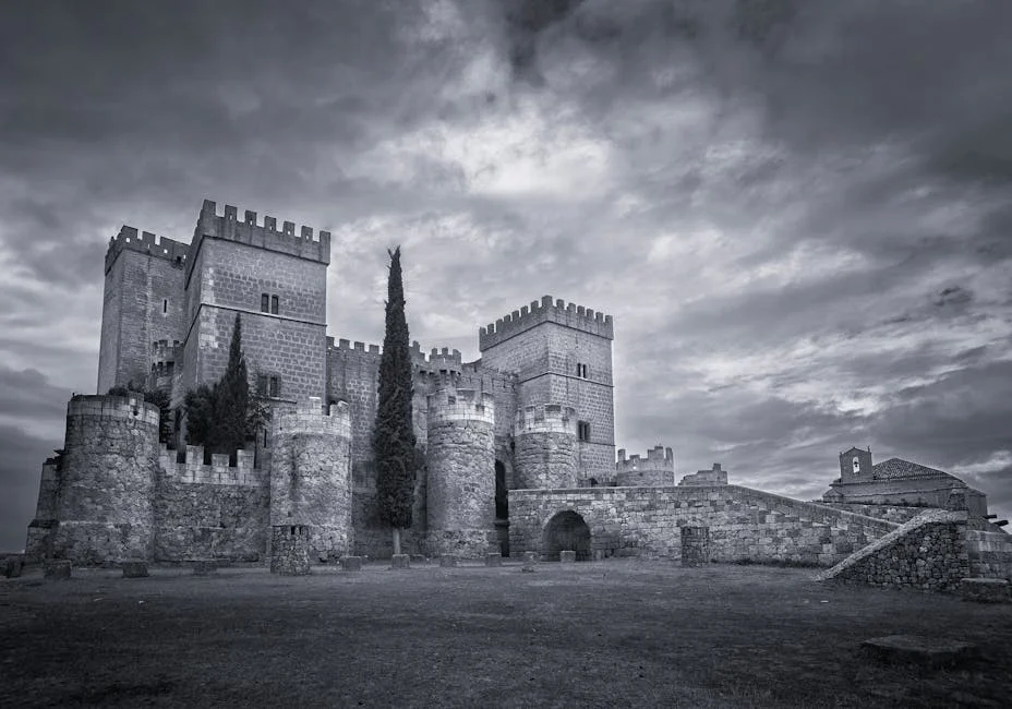 Forteresse médiévale du Berry sous un ciel dramatique