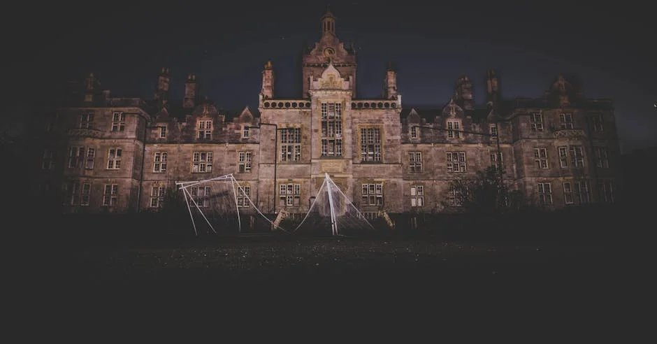 Château hanté au clair de lune — tourisme sombre en Berry