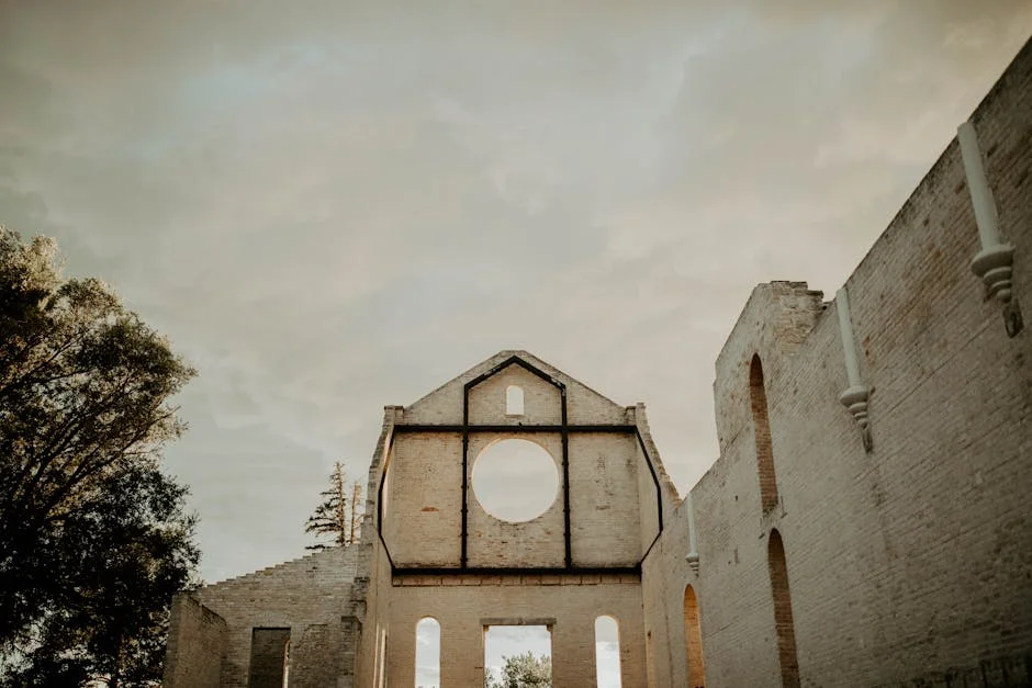 Monastère abandonné inquiétant au crépuscule dans l'Indre