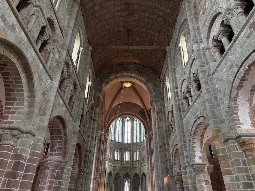 Intérieur d'une église romane française — voûtes et arcades