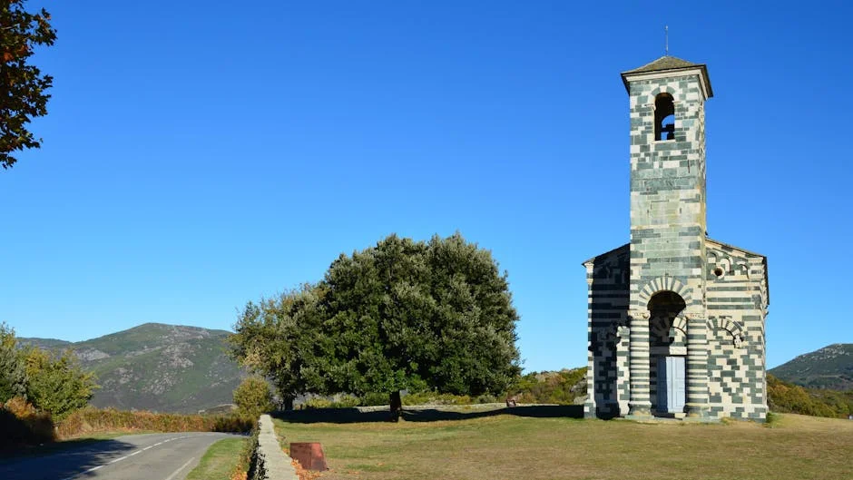 Clocher roman d'une église de l'Indre — pierre et ardoise