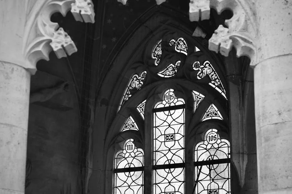Vitrail médiéval d'une église romane — lumière et couleurs