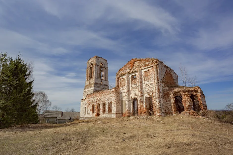 Église rurale oubliée dans le paysage de l'Indre