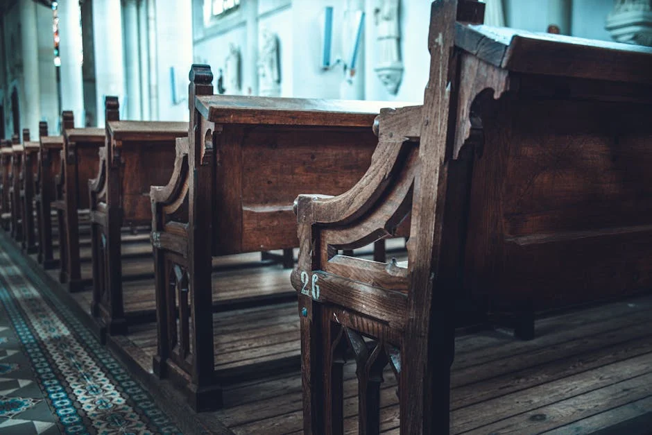 Bancs vides et poussière dans une église abandonnée du Berry