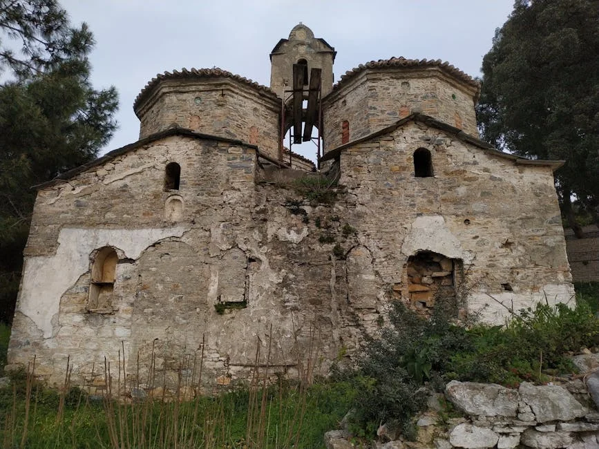 Clocher en ruine dans la campagne berrichonne — patrimoine en péril