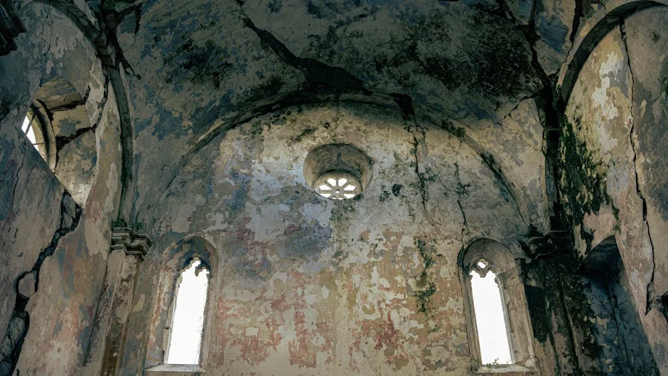 Église abandonnée aux murs fissurés — patrimoine en danger