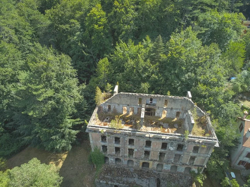 Bâtiment patrimonial français en dégradation avancée