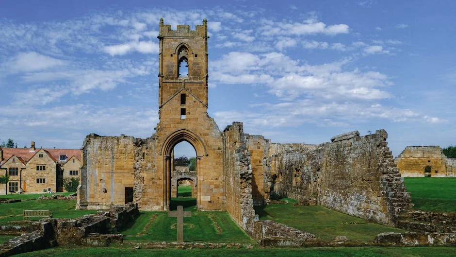 Ruines d'un prieuré ancien dans la campagne berrichonne