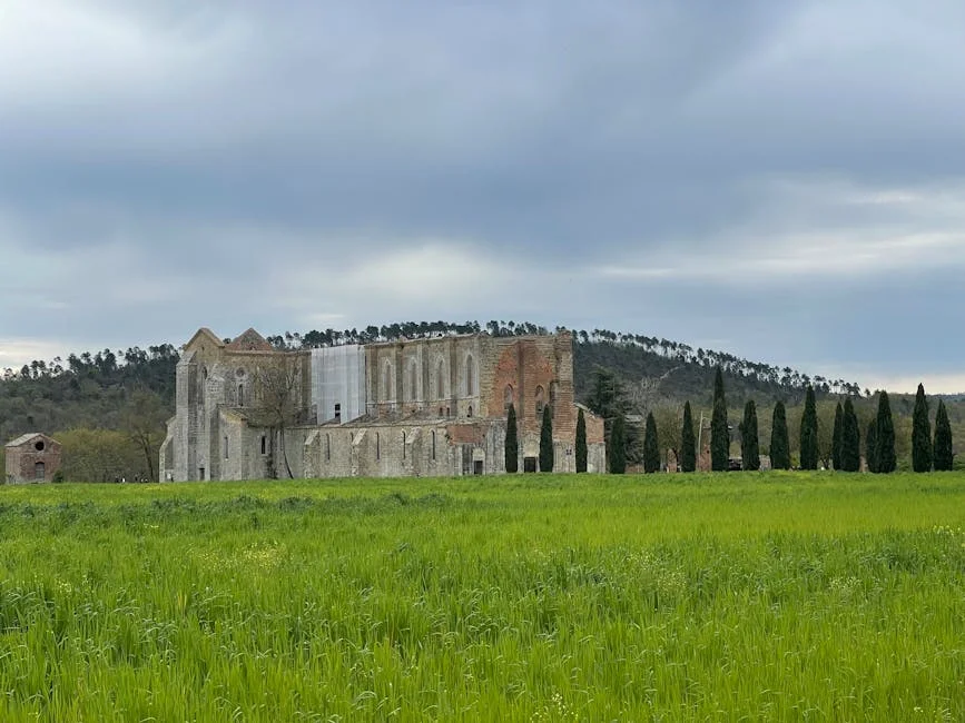 À vélo devant une abbaye médiévale dans les champs du Berry