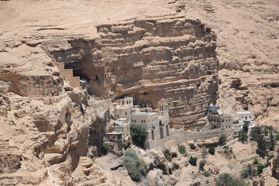 Monastère à flanc de falaise en France — ermitage mystérieux
