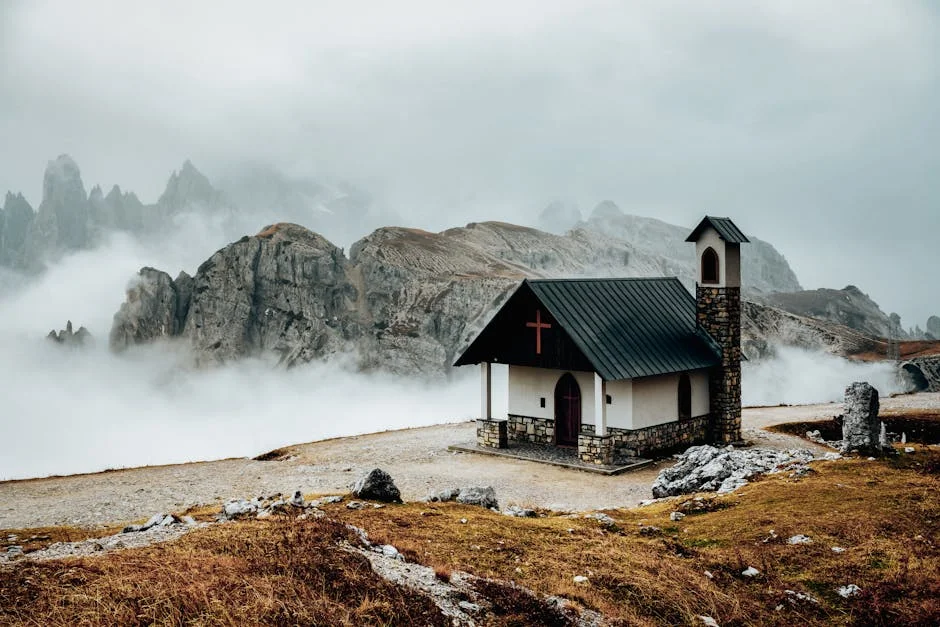 Chapelle de montagne isolée — ermitage entouré de nature