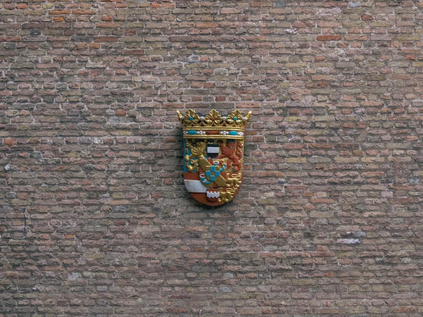Armoiries d'une dynastie médiévale — écusson sculpté dans la pierre